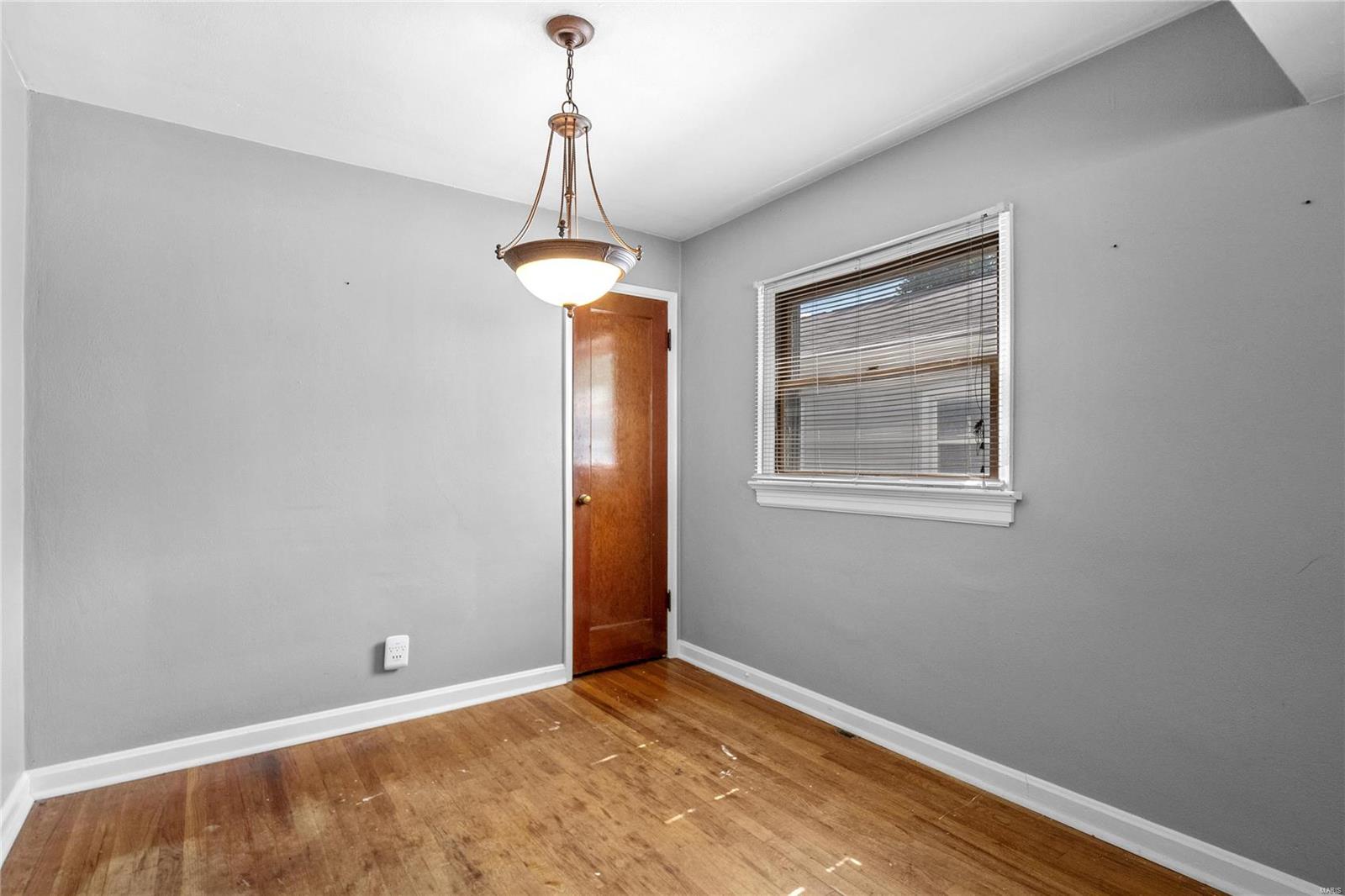 Webster Groves, Missouri 63119, United States, 2 Bedrooms Bedrooms, ,2 BathroomsBathrooms,Residential,Pending,57870