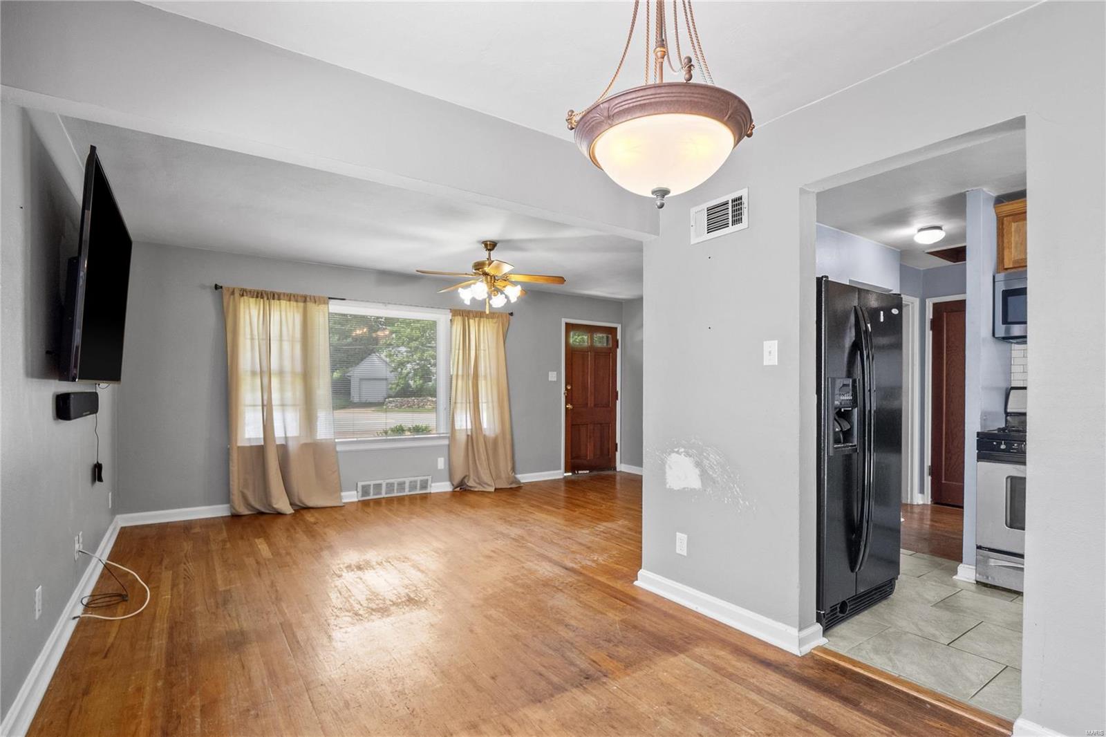 Webster Groves, Missouri 63119, United States, 2 Bedrooms Bedrooms, ,2 BathroomsBathrooms,Residential,Pending,57870