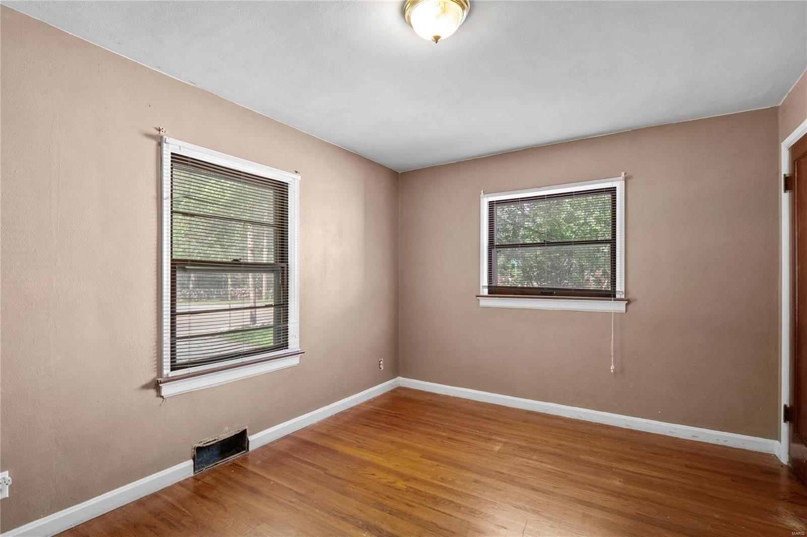 Webster Groves, Missouri 63119, United States, 2 Bedrooms Bedrooms, ,2 BathroomsBathrooms,Residential,Pending,57870