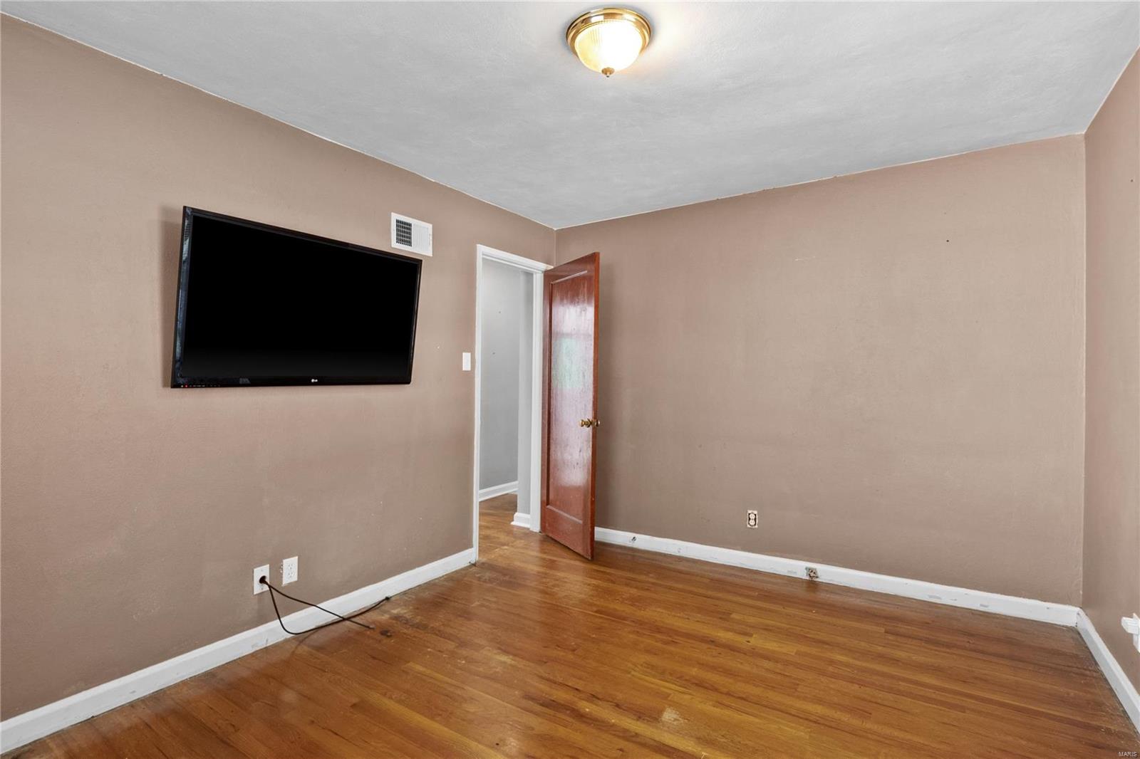 Webster Groves, Missouri 63119, United States, 2 Bedrooms Bedrooms, ,2 BathroomsBathrooms,Residential,Pending,57870