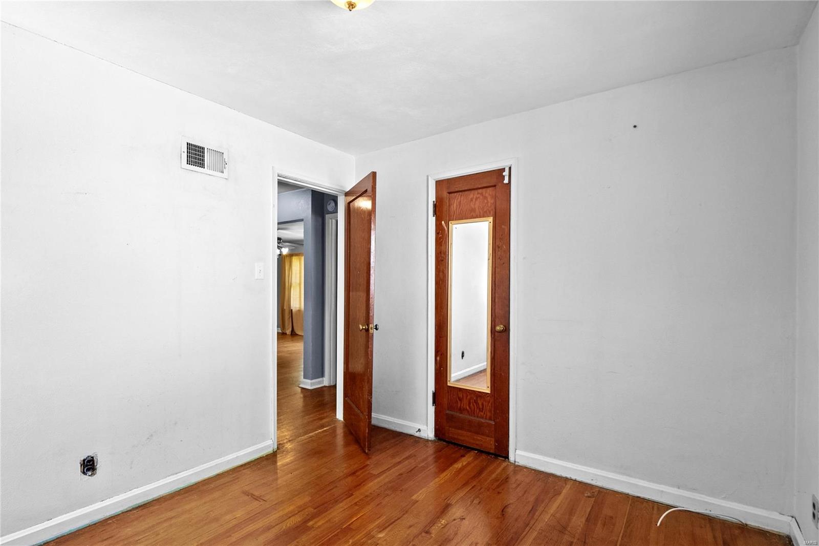 Webster Groves, Missouri 63119, United States, 2 Bedrooms Bedrooms, ,2 BathroomsBathrooms,Residential,Pending,57870