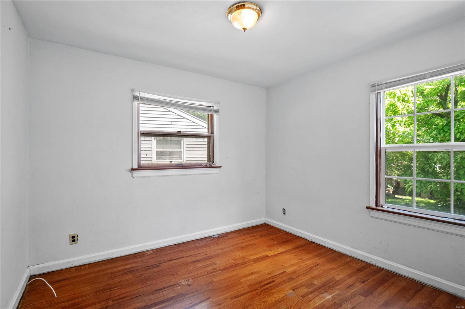 Webster Groves, Missouri 63119, United States, 2 Bedrooms Bedrooms, ,2 BathroomsBathrooms,Residential,Pending,57870