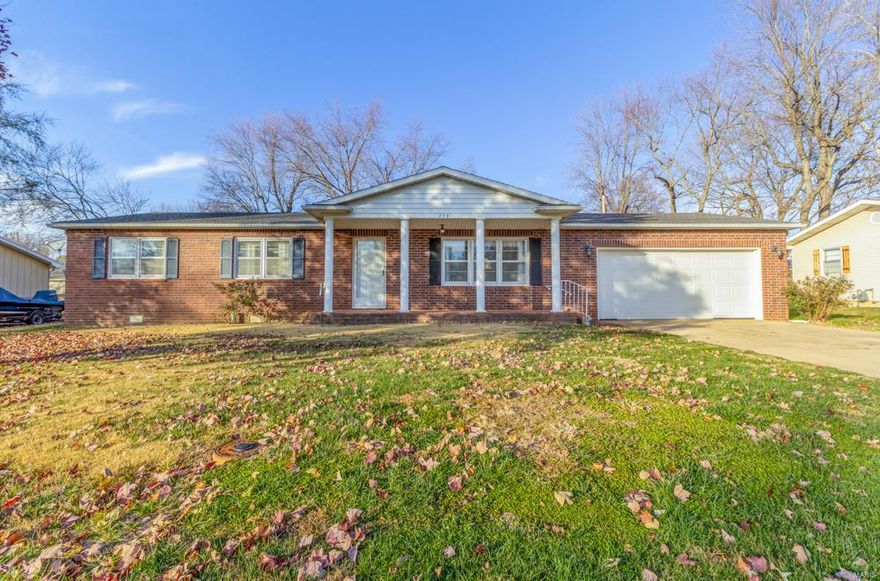 ALL BRICK HOME IN A GREAT LOCATION !!  THIS HOME HAS 3 BEDROOMS, 2 BATHS, ONE OFFERS A WALK IN SHOWER, LARGE LIVING ROOM,  KITCHEN with a DINING AREA, THE EXTRA LIVING SPACE OR SUNROOM AT THE REAR OF THE HOME IS A GREAT ADDITION TO THIS HOME.  LOTS OF WINDOWS and GREAT ACCESS TO THE PATIO GRILLING AREA.  
THE HOME HAS NEW INTERIOR PAINT & NEW CARPET IN THE LVING ROOM & BEDROOMS.  KITCHEN, DINING ROOM, FAMILY SUNROOM HAVE HARDWOOD FLOORS,  NICE 2 CAR ATTACHED GARAGE,  CHAIN LINK FENCED YARD.  CENTRAL HEAT & AIR. 
 HOME OFFERS OVER 1500 SQ FT OF LIVING SPACE.