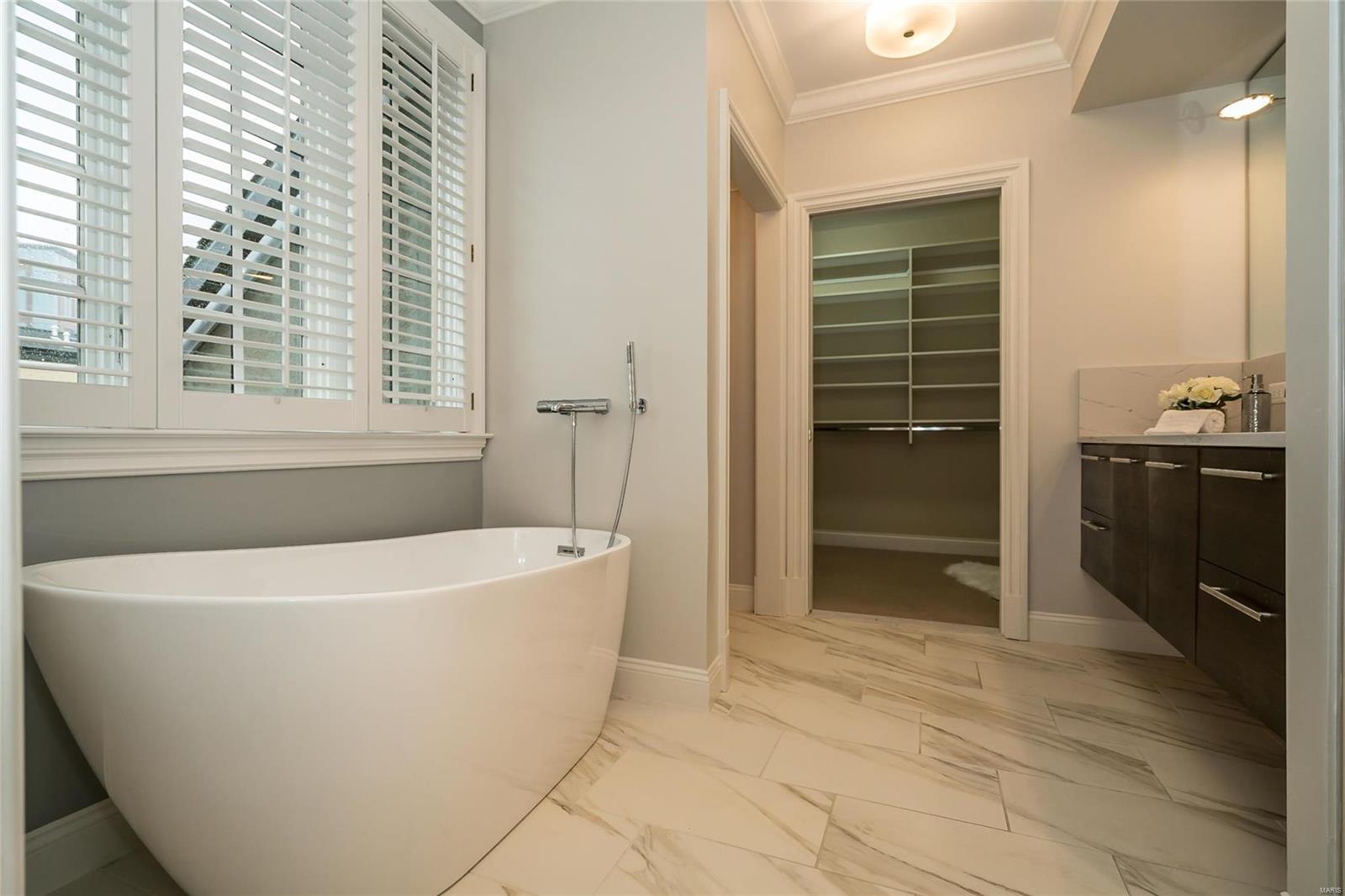 Shaw Place Condominium - Residential