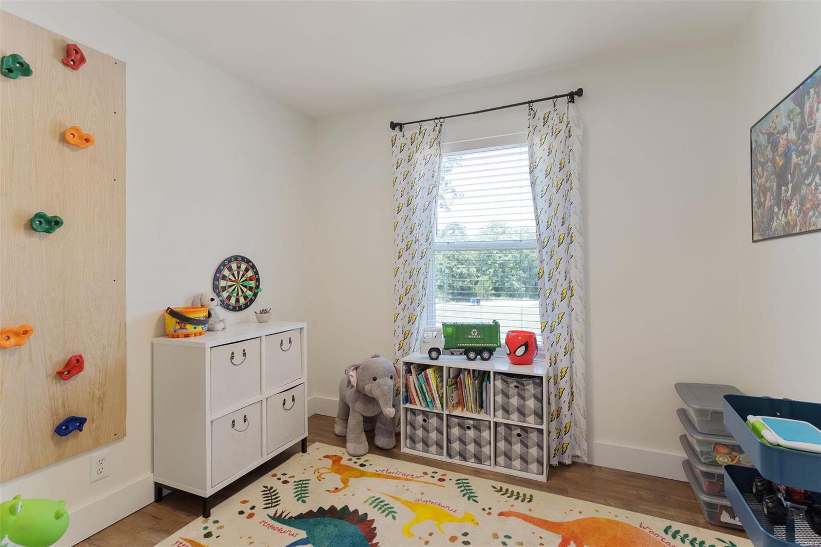 WHISPERING OAKS - Residential