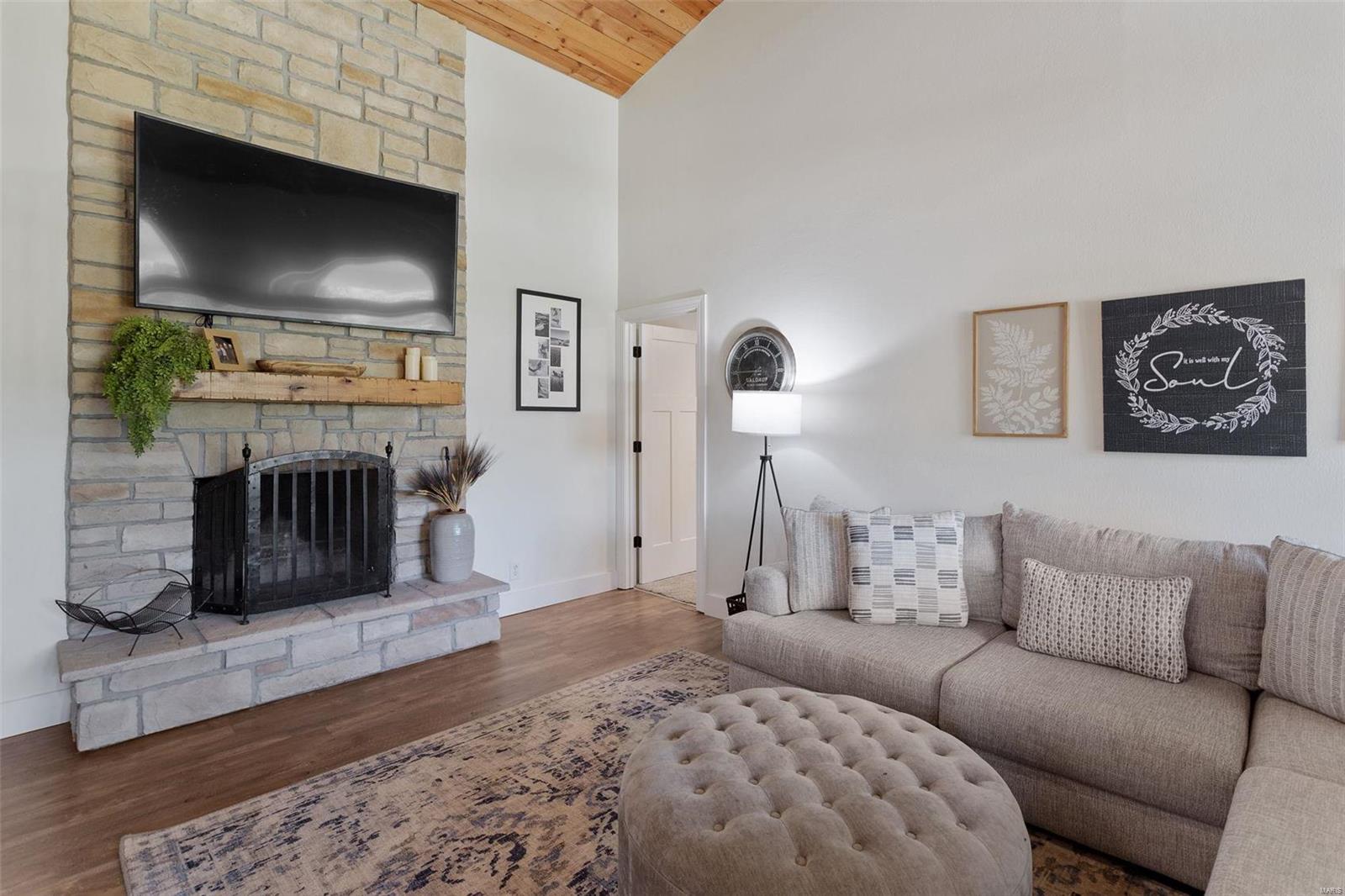 WHISPERING OAKS - Residential