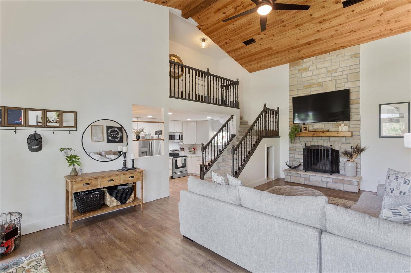 WHISPERING OAKS - Residential