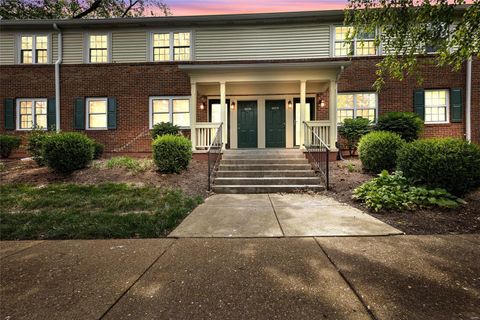 Condominium in St Louis MO 9076 Swan Circle.jpg