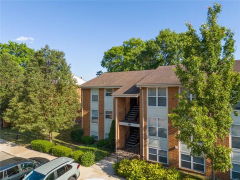 Condominium in St Louis MO 1958 Greenpoint Drive 2.jpg