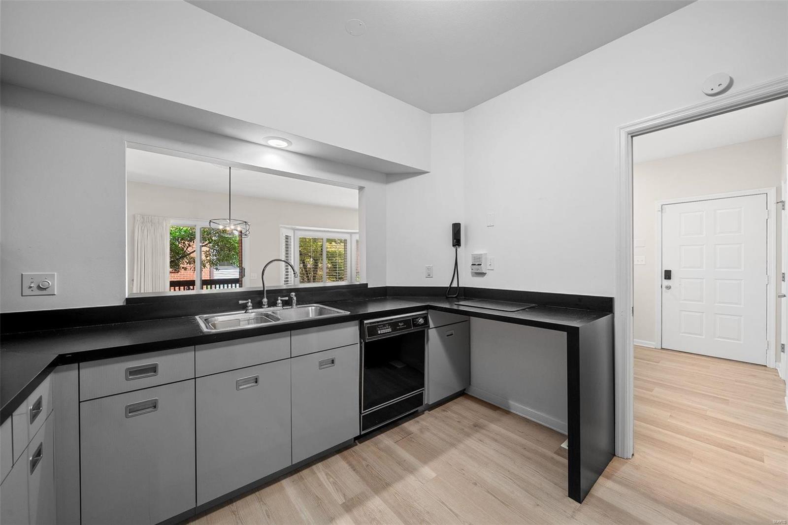 Lindell Place Condos Ph 02 - Residential