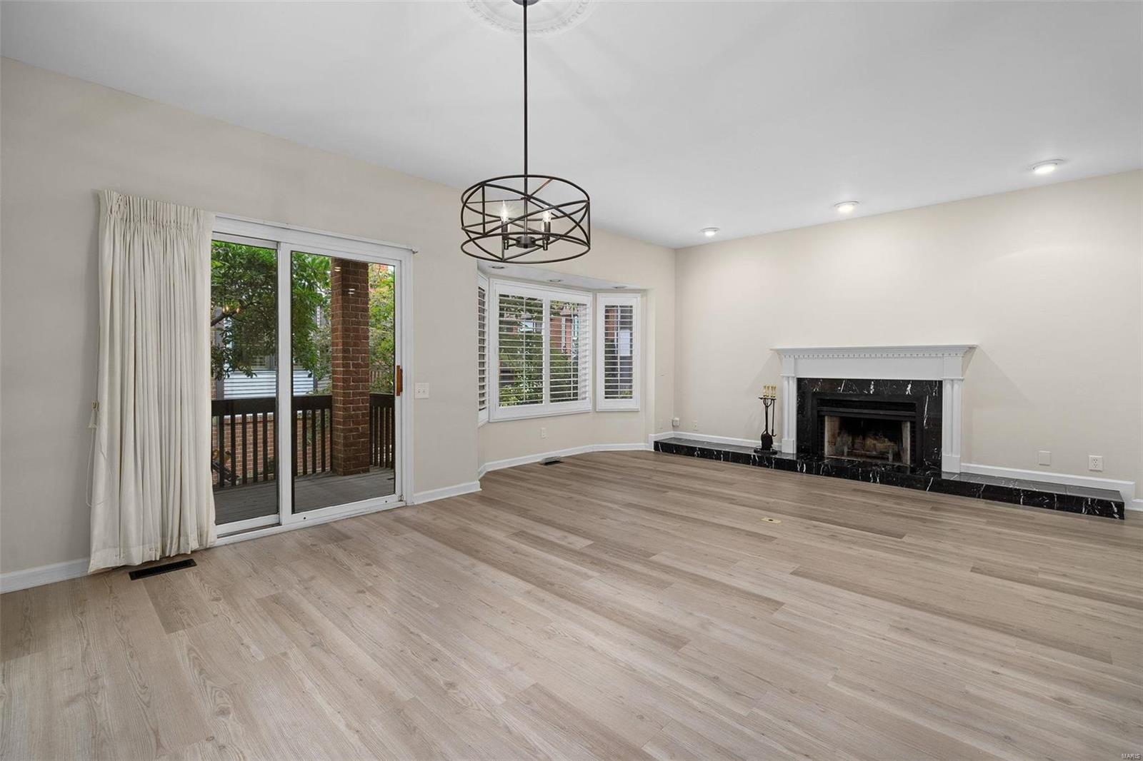 Lindell Place Condos Ph 02 - Residential