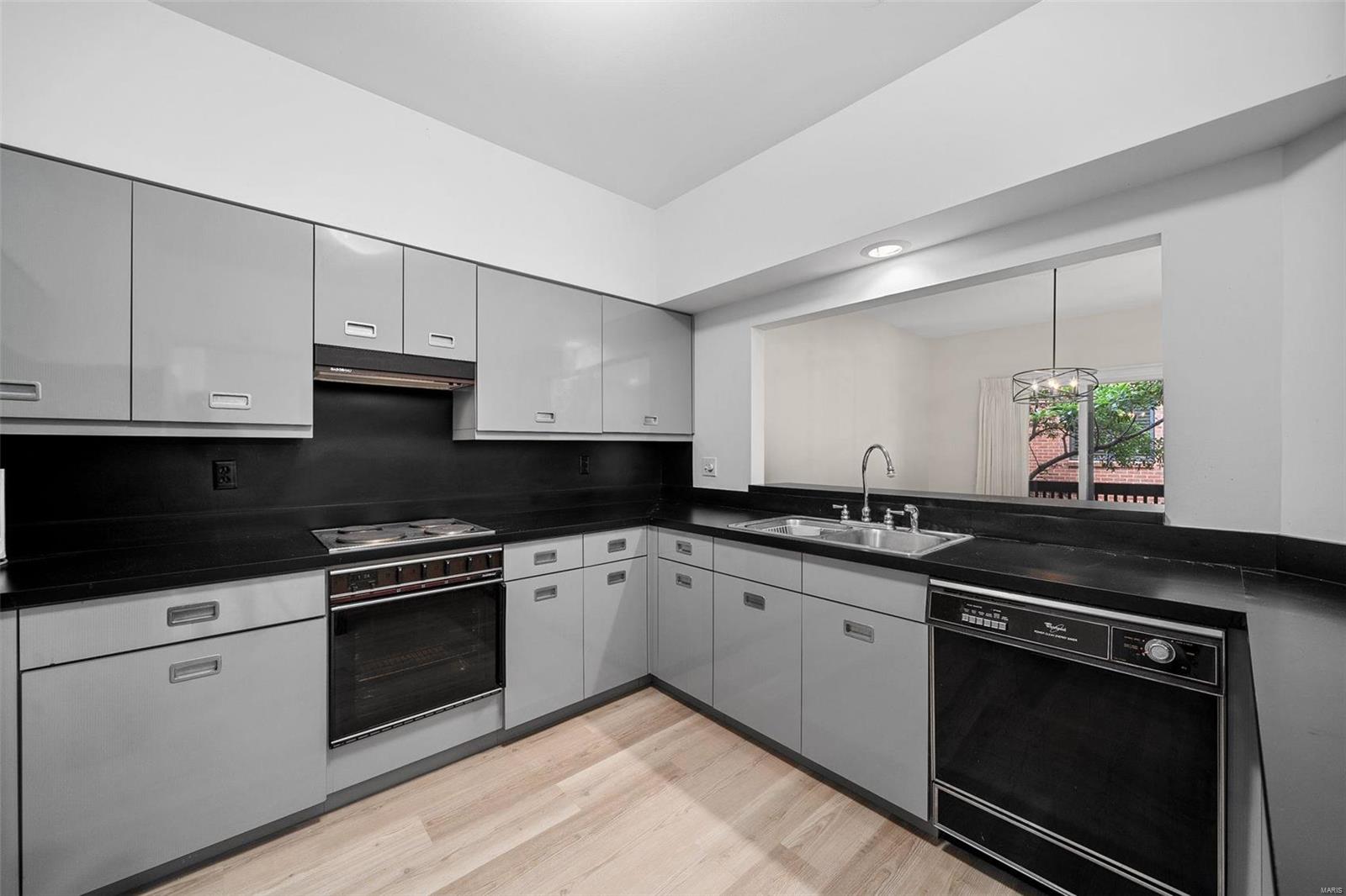 Lindell Place Condos Ph 02 - Residential