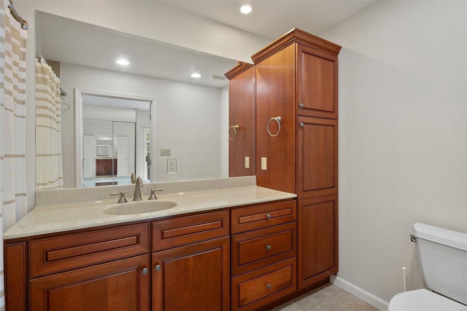 Lindell Place Condos Ph 02 - Residential