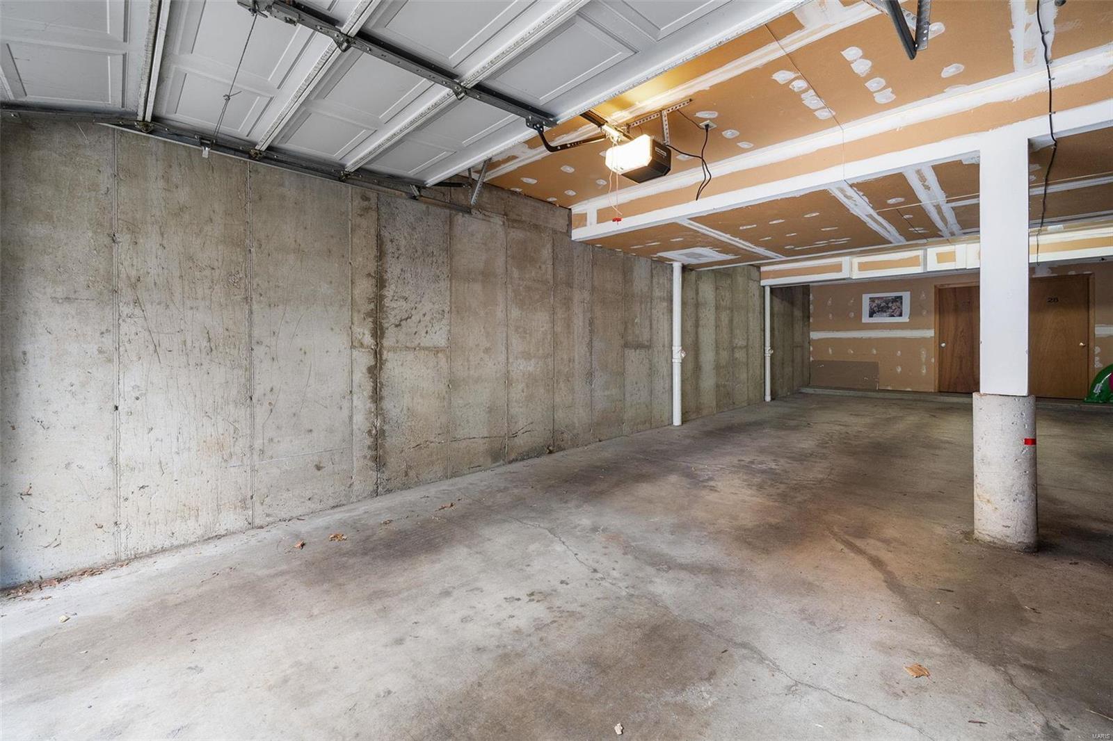 Lindell Place Condos Ph 02 - Residential