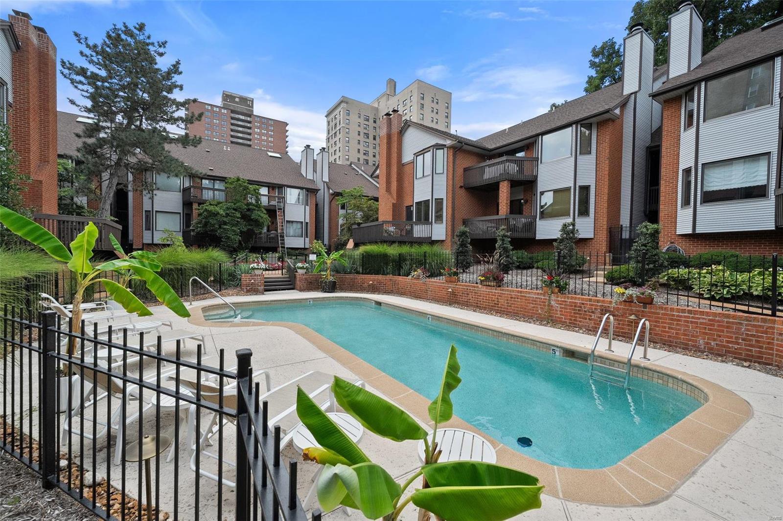 Lindell Place Condos Ph 02 - Residential