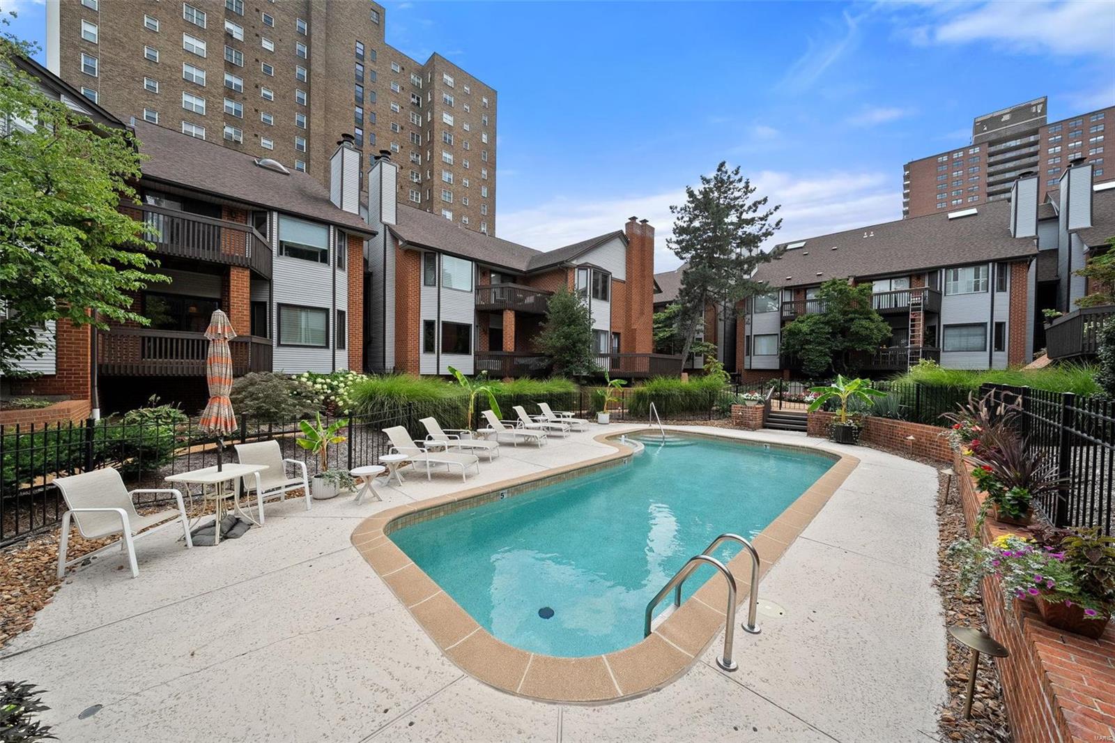 Lindell Place Condos Ph 02 - Residential