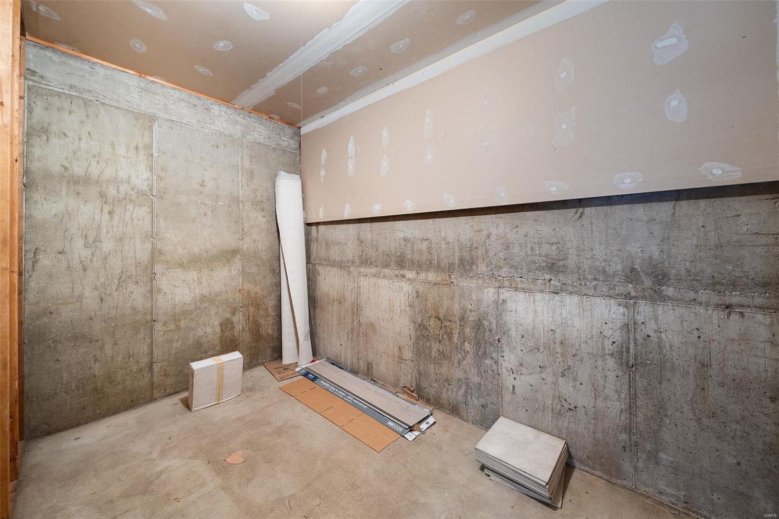 Lindell Place Condos Ph 02 - Residential