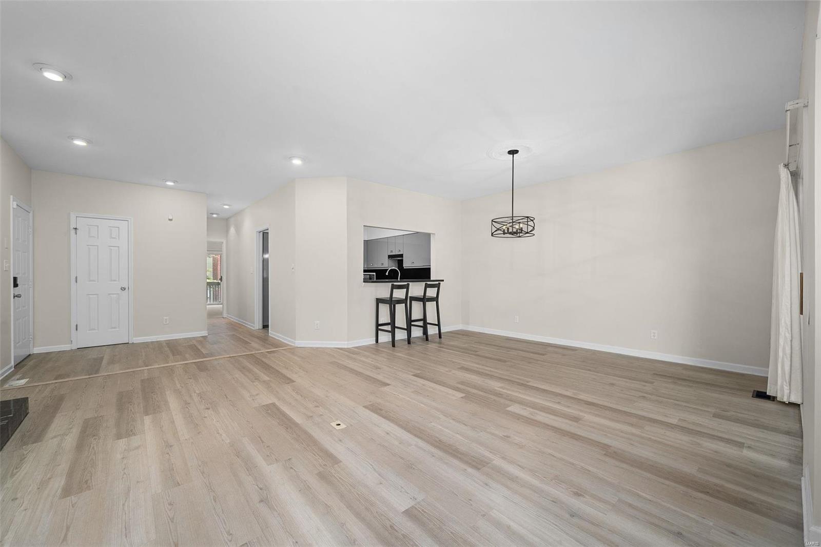 Lindell Place Condos Ph 02 - Residential