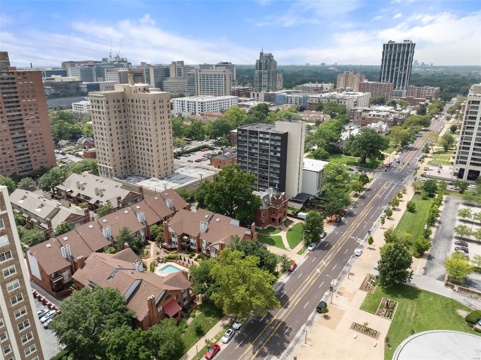 Lindell Place Condos Ph 02 - Residential