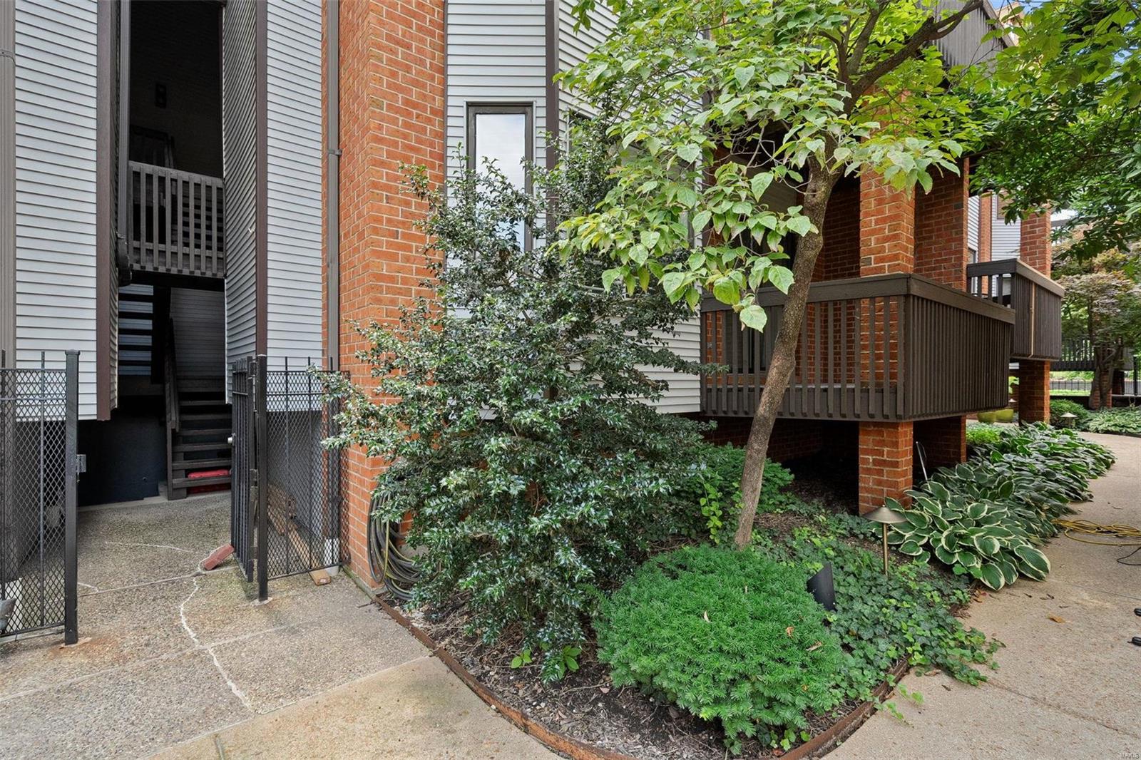 Lindell Place Condos Ph 02 - Residential