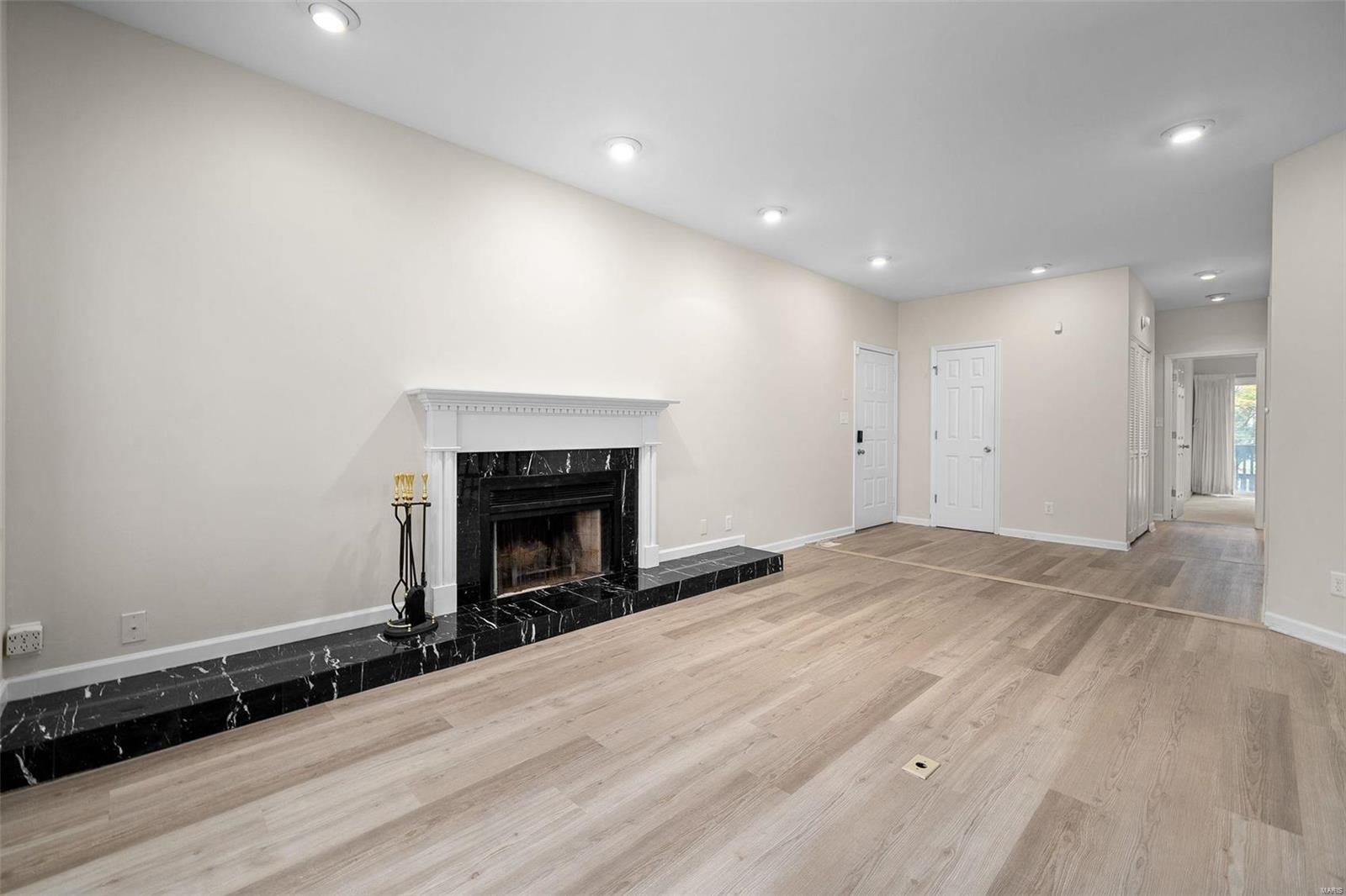 Lindell Place Condos Ph 02 - Residential