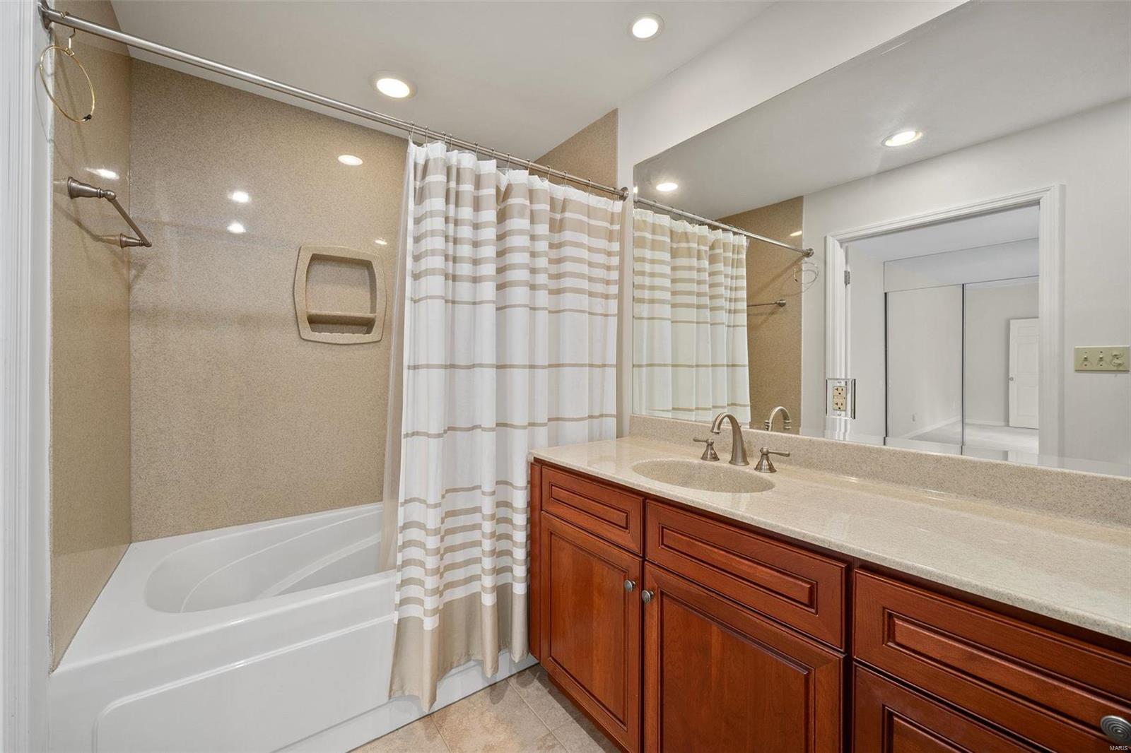 Lindell Place Condos Ph 02 - Residential