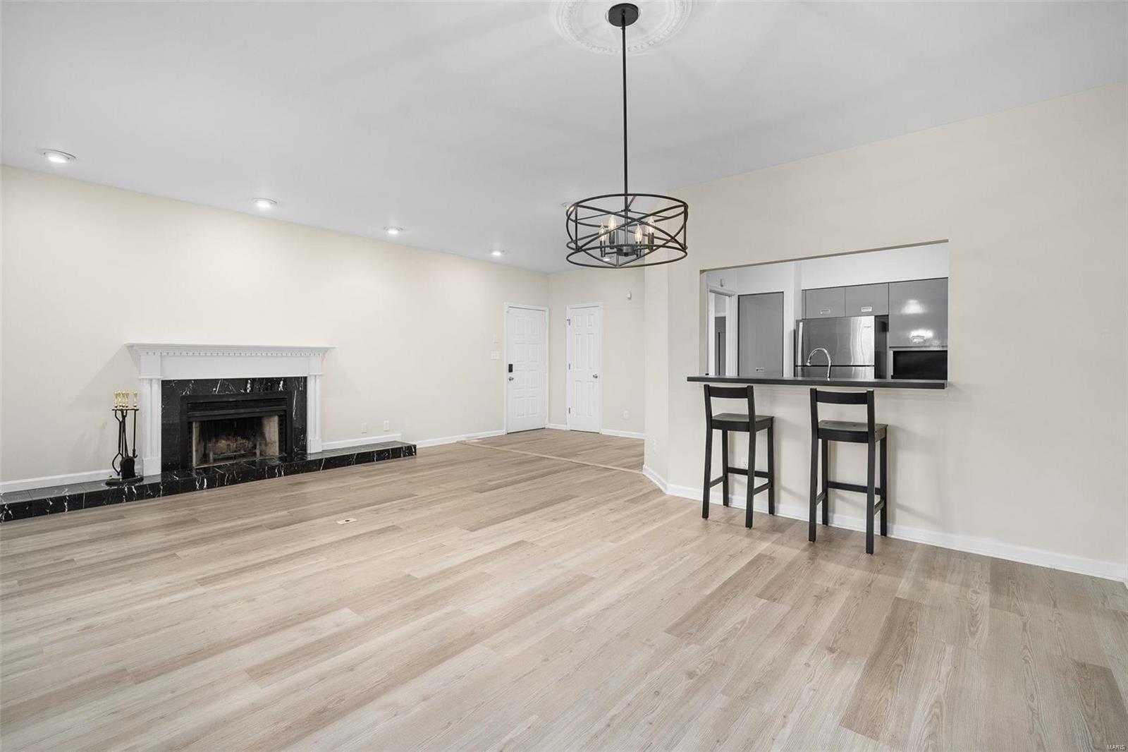 Lindell Place Condos Ph 02 - Residential