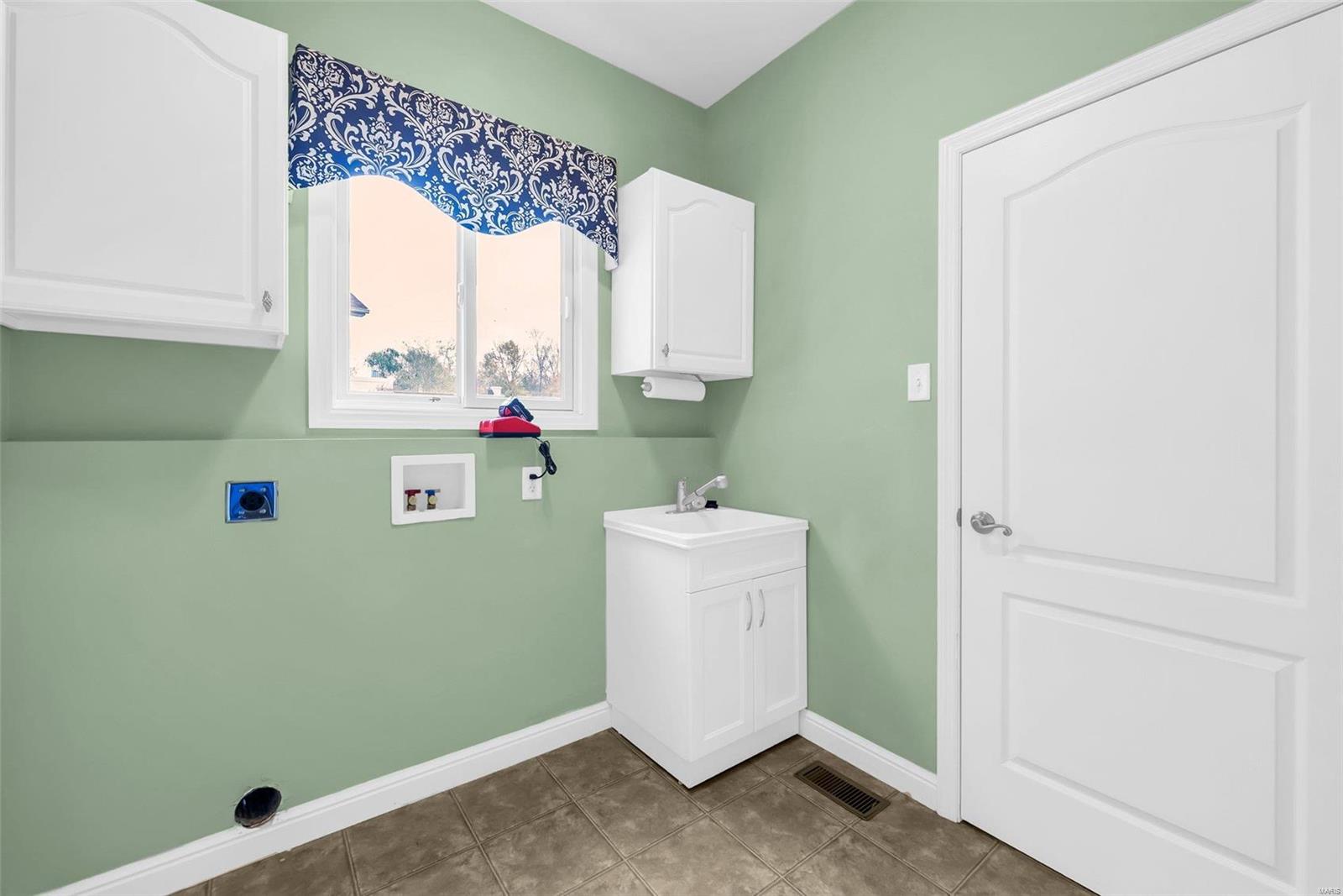 Wentzville, Missouri 63385, United States, 4 Bedrooms Bedrooms, ,4 BathroomsBathrooms,Residential,Pending,16689