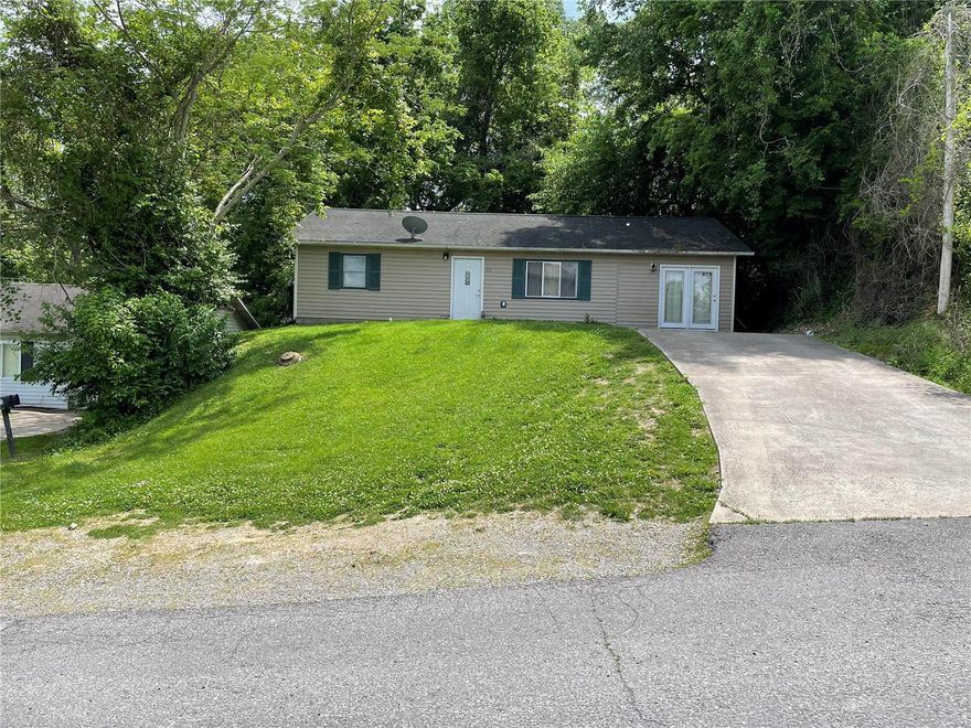 Take a look at this well maintained ranch home located directly across from SEMO
University. Home is 3 bed 1 bath, with an open concept kitchen and living area. All
floors in the house are ceramic tile. All kitchen appliances stay except microwave.
Currenlty leased until 7/31/21.