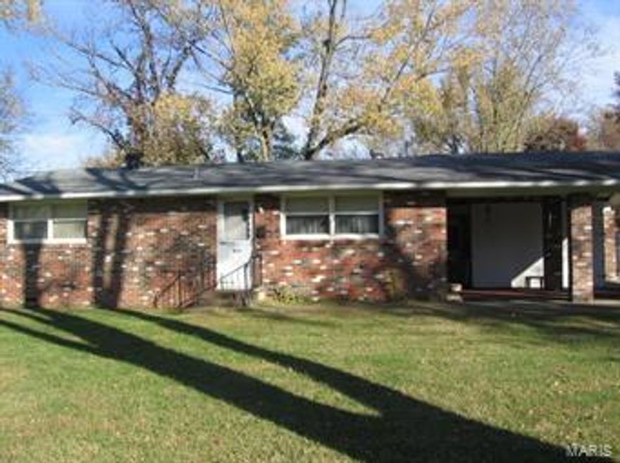 Price REDUCED!!! 3 Bedroom, 1.5 bath ranch style brick home on 122 X 105 corner lot.  Living room, dining room, kitchen with a bar, storage closets in hallway.  Two storage buildings, one with electric.  Nice size crawlspace access.  Step down utility room with washer and dryer, storage area and shower stall.  Master bedroom is nice size with it's own 1/2 bath.  Quiet neighborhood.
$ 59,900