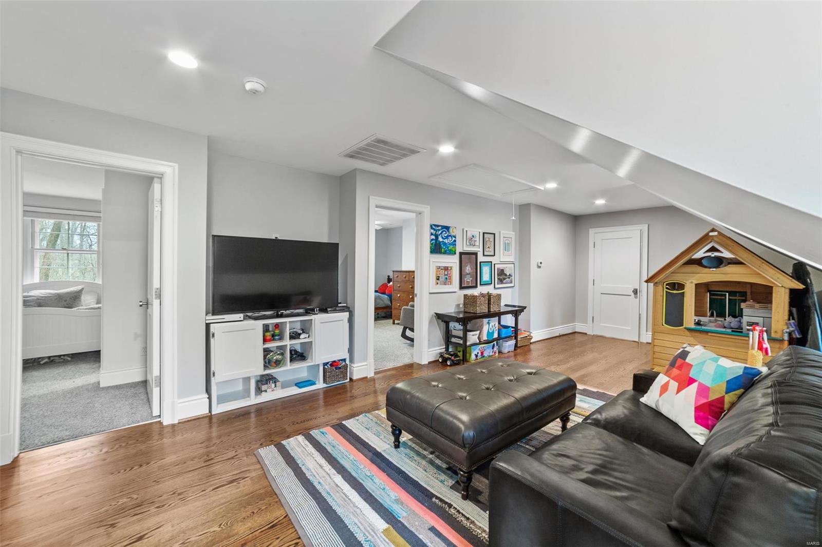 Upper Log Cabin - Residential