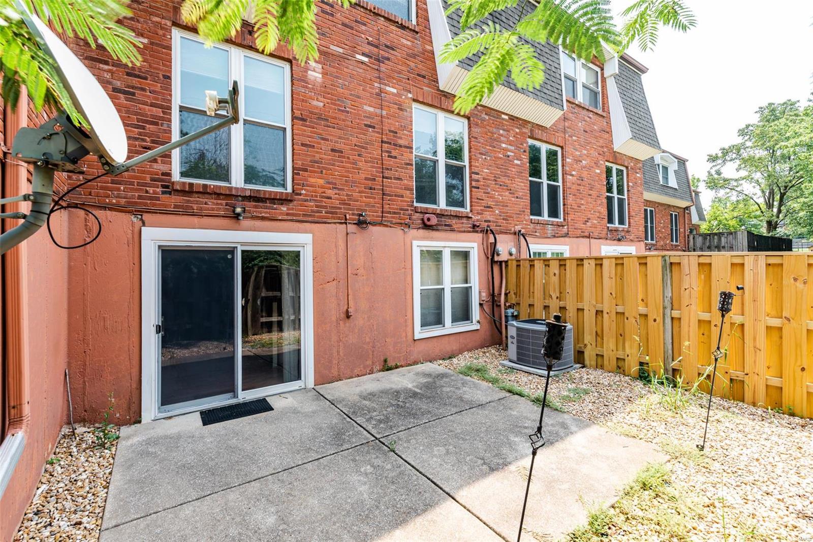 Beau Jardin Twnhms A Condo - Residential