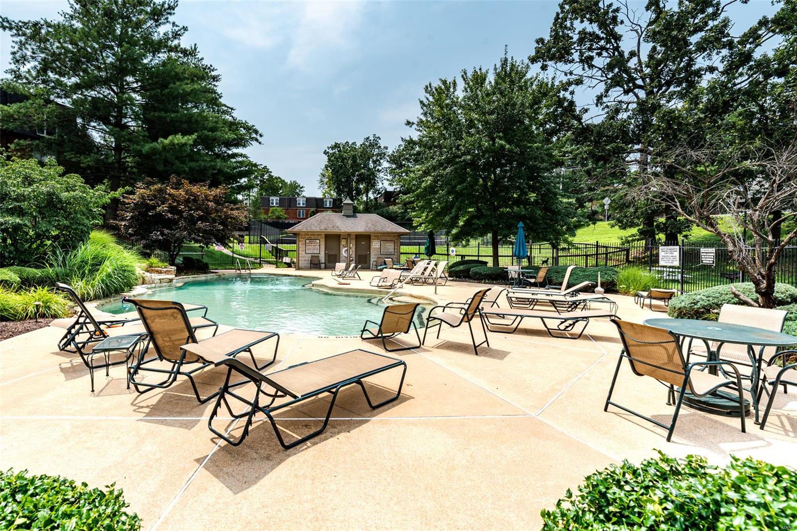 Beau Jardin Twnhms A Condo - Residential