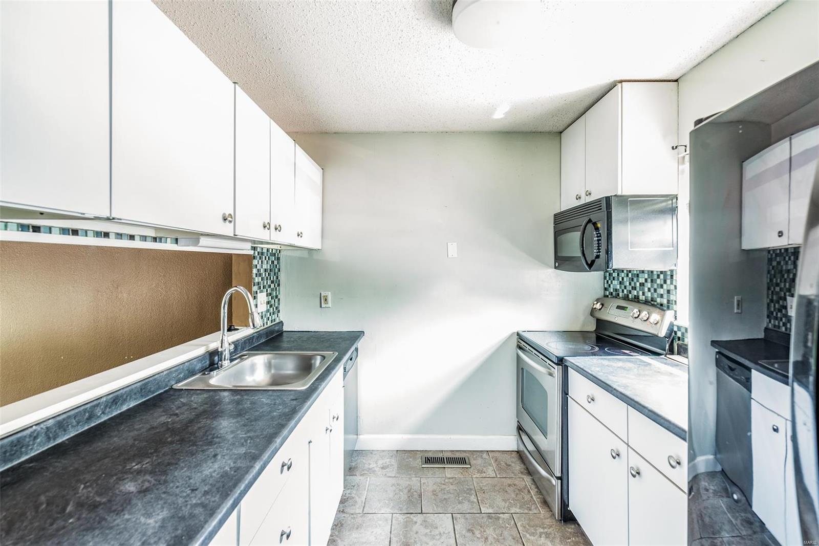 Beau Jardin Twnhms A Condo - Residential