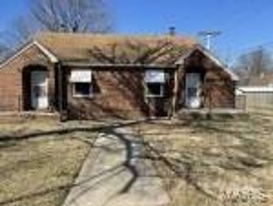 "Fantastic investment opportunity available in Sikeston. 1 bed, 1 bath duplex with garage space per unit. Has been completely remodeled and comes with all appliances br
Units rent $550 per month. br
New hot water heater in 506, new furnace in 504."