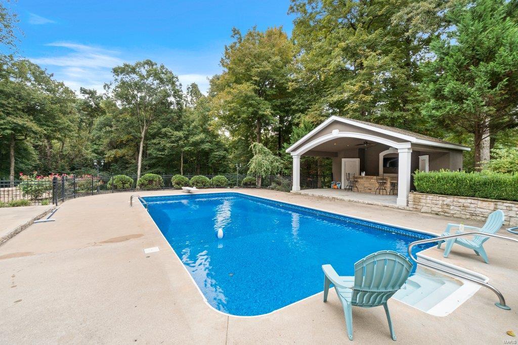 Windwood Lake Estate - Residential