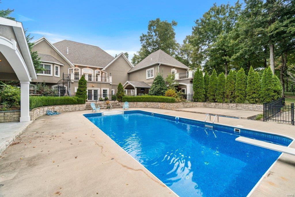 Windwood Lake Estate - Residential