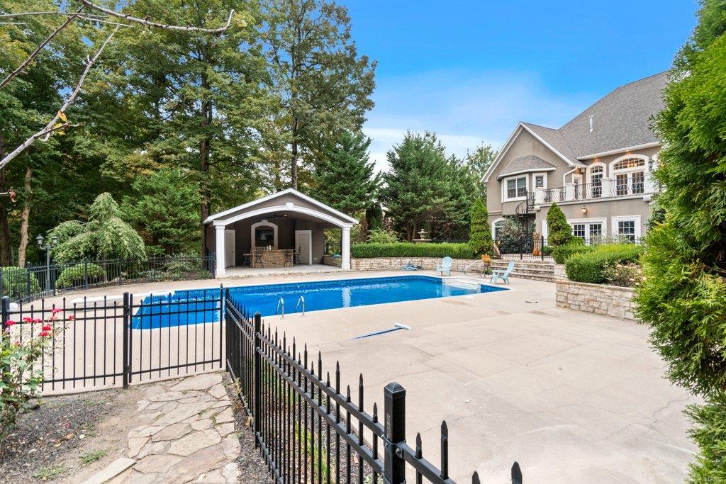 Windwood Lake Estate - Residential