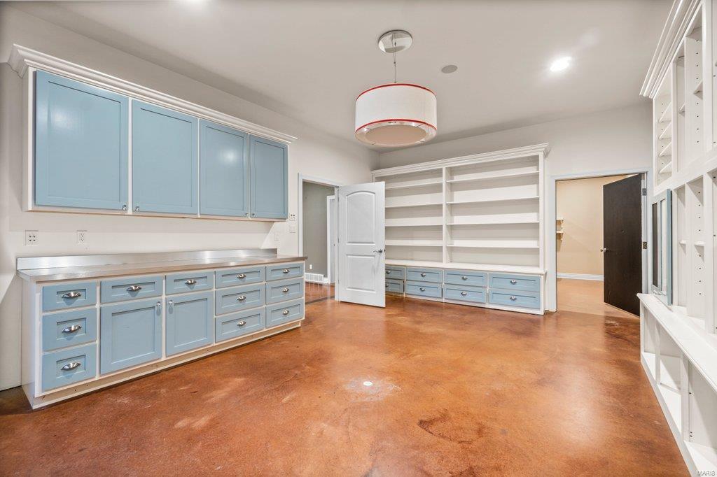 Windwood Lake Estate - Residential