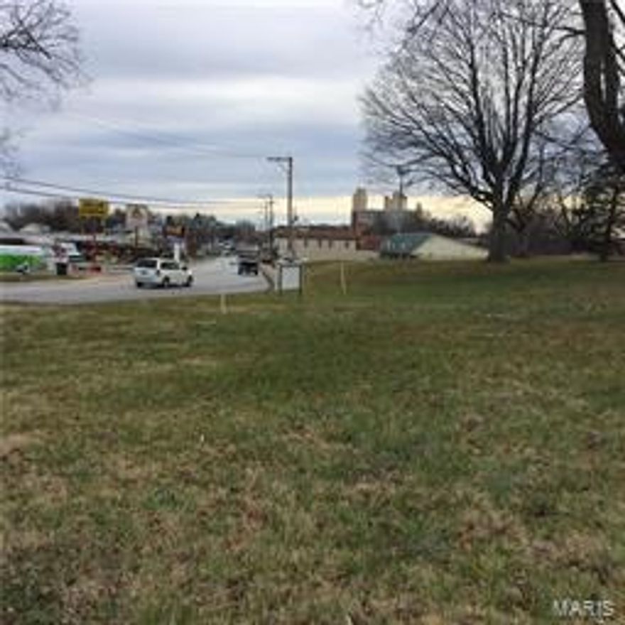 Great 19,558 SQ FT, 147 ft 5th Street frontage commercial building lot on east 5th street across from Sonic. Build your retail, office, or restaurant space to fit your needs. Additional land available totaling up to 51,618 SQ FT with 370 ft of 5th street frontage. Location: City, High Traffic