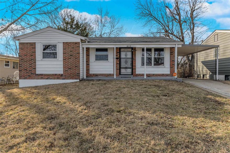 So much space!  This home has been beautifully renovated.  The living room has large, newer windows allowing plenty of natural sunlight to enter.  The kitchen has been updated with new cabinets, granite counter tops and new dishwasher.  The black stove, microwave and refrigerator are all in great shape. All three bedrooms are freshly painted and have new carpet.  The basement has a large family room and TWO bonus rooms.  There are so many options for the bonus rooms:  home office, play room, media room, craft room, work shop, game room..... etc.
The fenced in backyard, with screened in patio, backs up to Castle Point park.