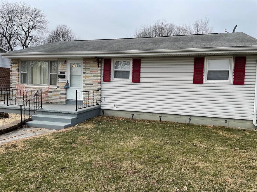 Cute home under $200k in St. Charles! This 3Bed/1Bath RANCH has a detached 2 car garage off the alley, along with additional parking spaces out front. The interior has just been remodeled! All new paint, flooring, windows, exterior steel doors, blinds, fixtures, bathroom, laundry room, kitchen, water heater (2021), new insulation blown into walls/floors, and so much more! Other great features include: bedrooms are larger than normal, MAIN floor laundry, fenced yard, and best of all quick an easy access to major highways along with everything St. Charles Main Street and Frenchtown have to offer! This is a rare find, so don't miss out!!!