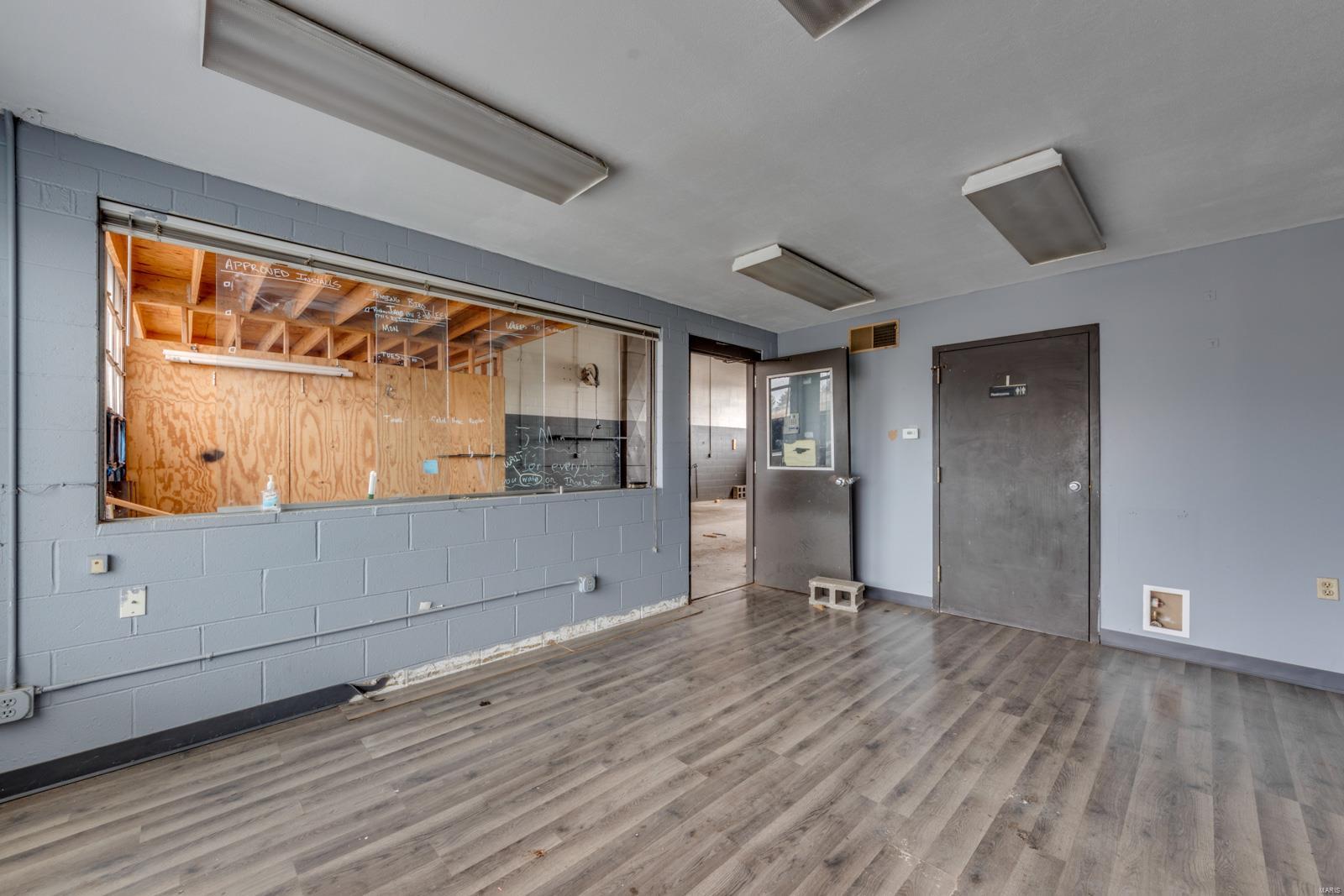 Baileys 02 - Commercial Sale