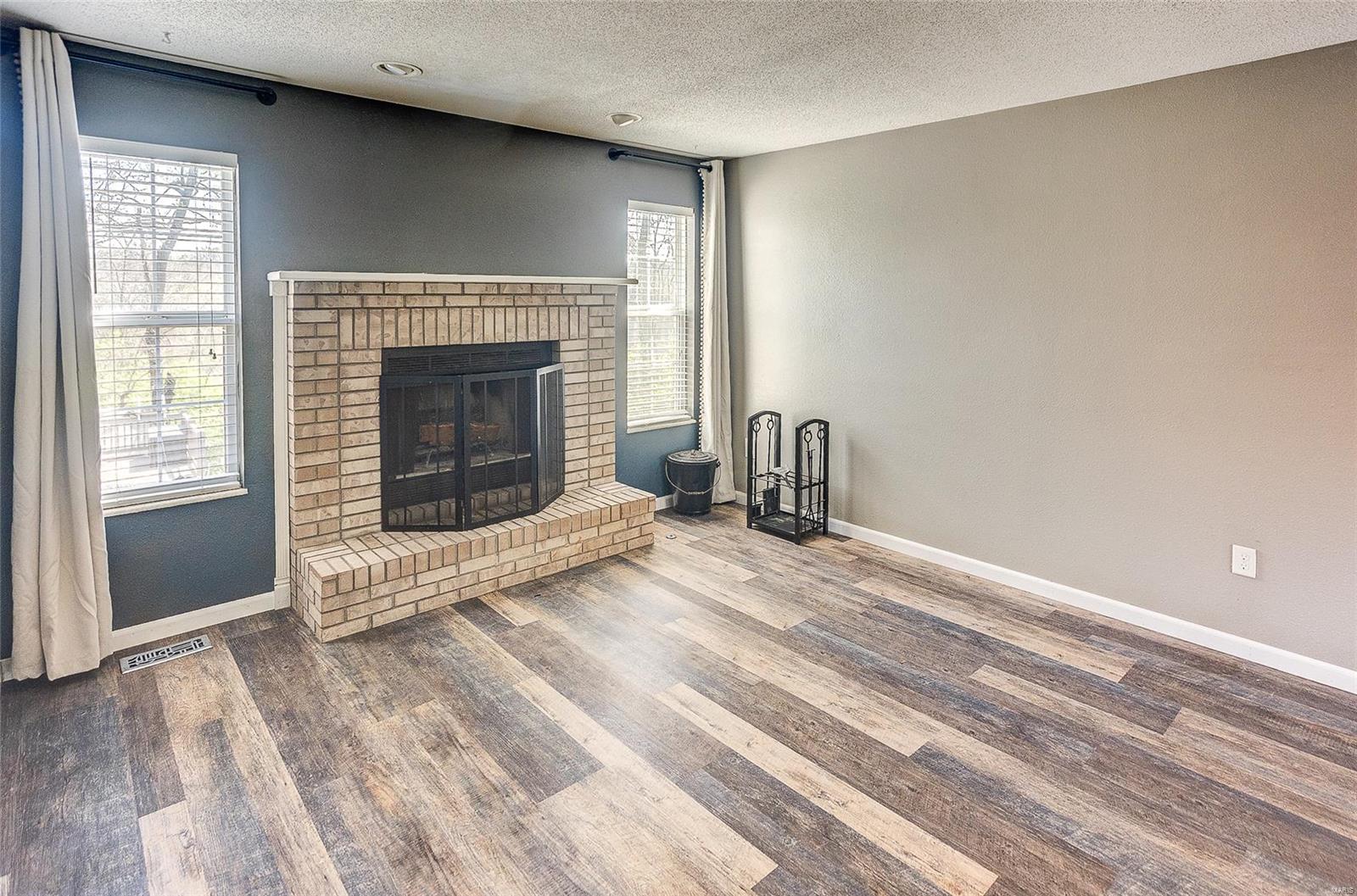 Collinsville, Illinois 62234, United States, 3 Bedrooms Bedrooms, ,4 BathroomsBathrooms,Residential,Pending,102175