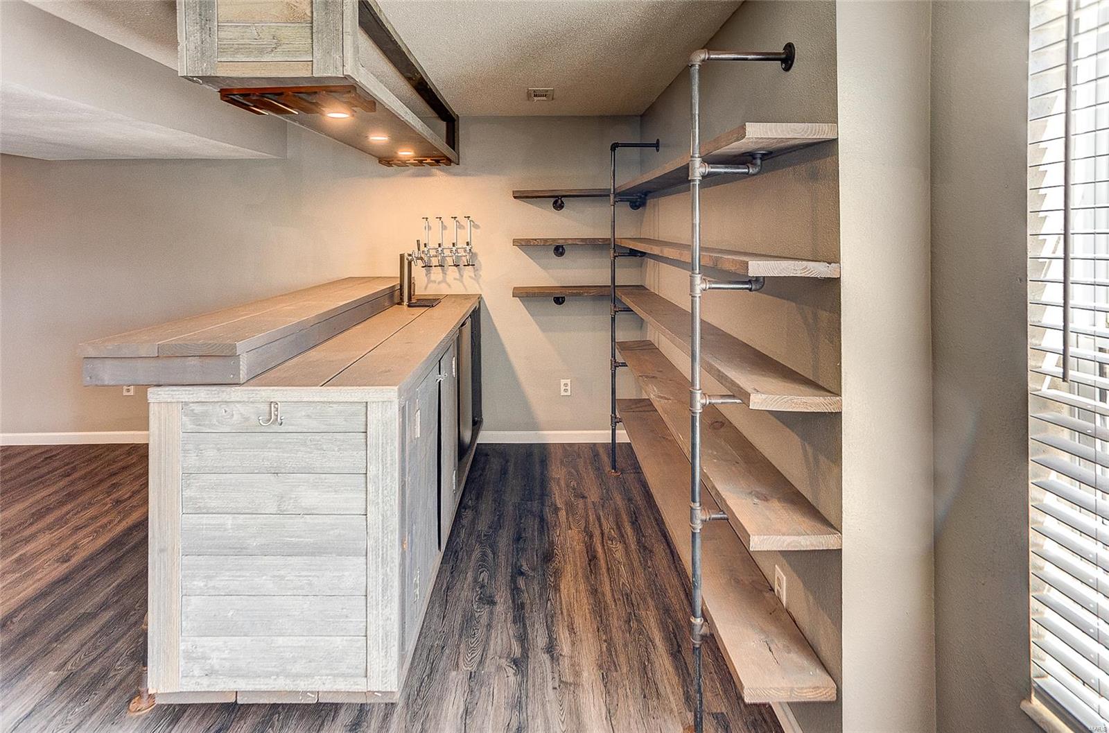 Collinsville, Illinois 62234, United States, 3 Bedrooms Bedrooms, ,4 BathroomsBathrooms,Residential,Pending,102175