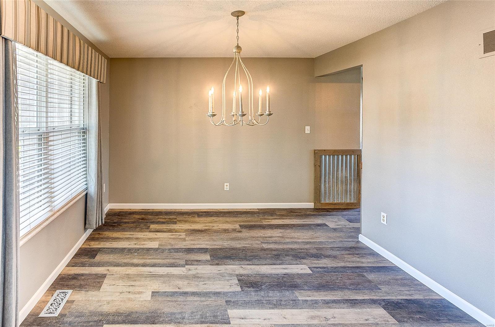 Collinsville, Illinois 62234, United States, 3 Bedrooms Bedrooms, ,4 BathroomsBathrooms,Residential,Pending,102175