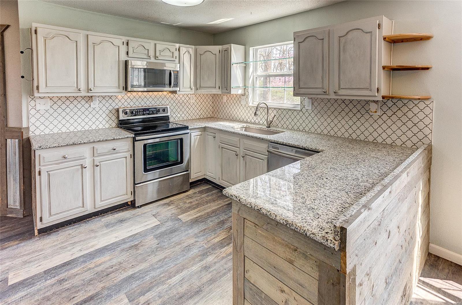 Collinsville, Illinois 62234, United States, 3 Bedrooms Bedrooms, ,4 BathroomsBathrooms,Residential,Pending,102175