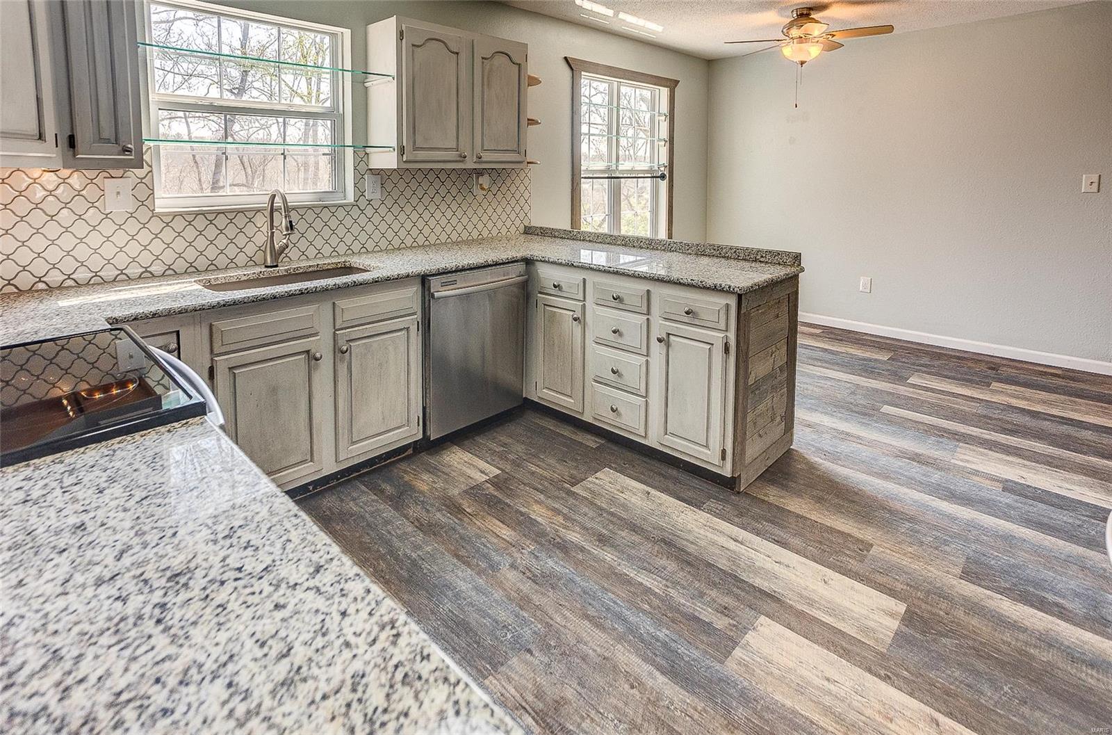 Collinsville, Illinois 62234, United States, 3 Bedrooms Bedrooms, ,4 BathroomsBathrooms,Residential,Pending,102175