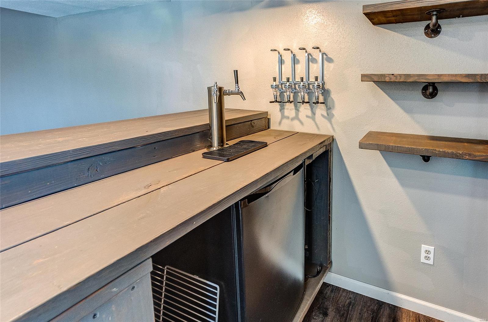 Collinsville, Illinois 62234, United States, 3 Bedrooms Bedrooms, ,4 BathroomsBathrooms,Residential,Pending,102175