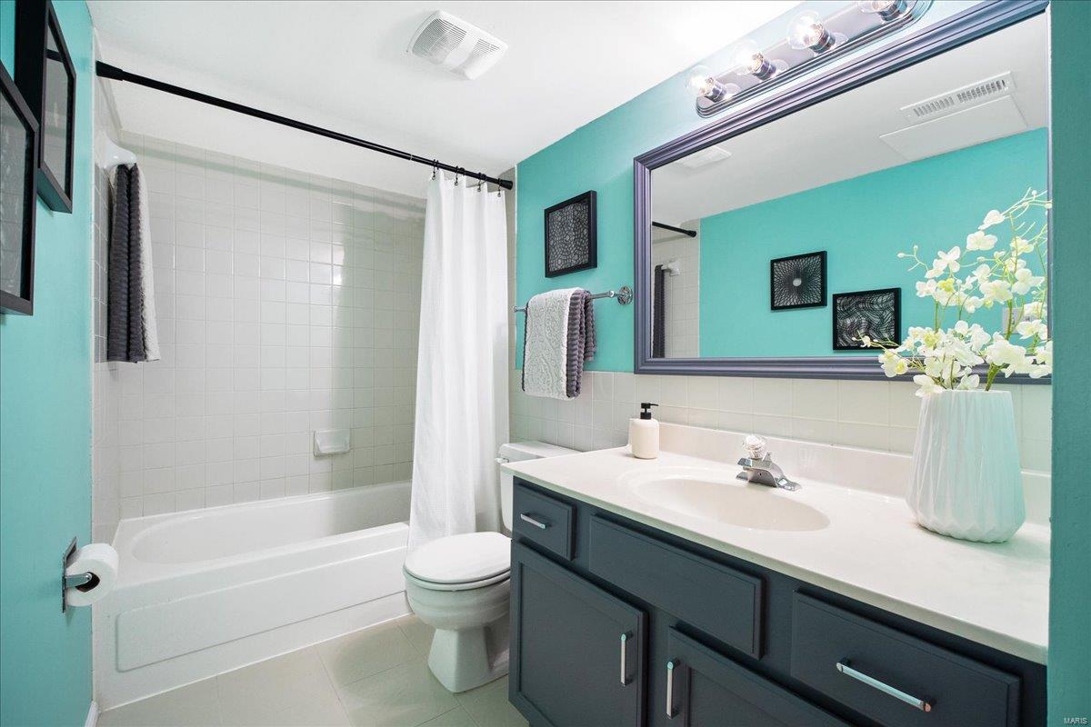 Ballwin, Missouri 63021, United States, 5 Bedrooms Bedrooms, ,4 BathroomsBathrooms,Residential,Pending,118262